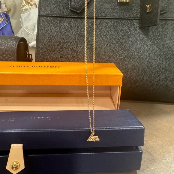 LV Volt pendant, gold, and diamond with gold chain. - Picture 4 of 15